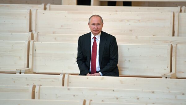 Председник Русије Владимир Путин током посете Маринском позоришту у Санкт Петербургу - Sputnik Србија