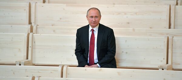 Predsednik Rusije Vladimir Putin tokom posete Marinskom pozorištu u Sankt Peterburgu - Sputnik Srbija