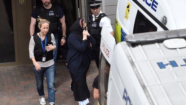 Привођење једне жене после напада у Лондону - Sputnik Србија