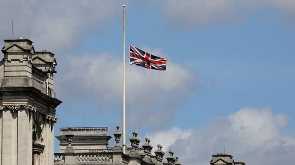 Британска застава на пола копља на Вестминстерској палати. - Sputnik Србија