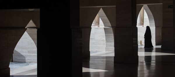 Жена у амфитеатру у Дохи - Sputnik Србија