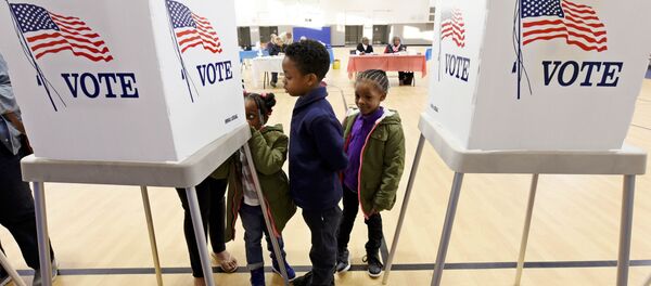 Деца посматрају мајку која гласа на изборима у Северној Каролини Деца посматрају мајку која гласа на изборима у Северној Каролини - Sputnik Србија