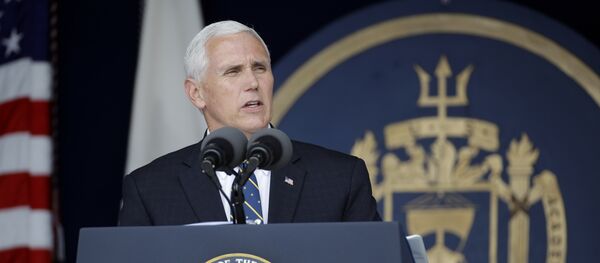 Potpredsednik SAD Majk Pens obraća se diplomcima pomorske akademije u Anapolisu Potpredsednik SAD Majk Pens obraća se diplomcima pomorske akademije u Anapolisu - Sputnik Srbija
