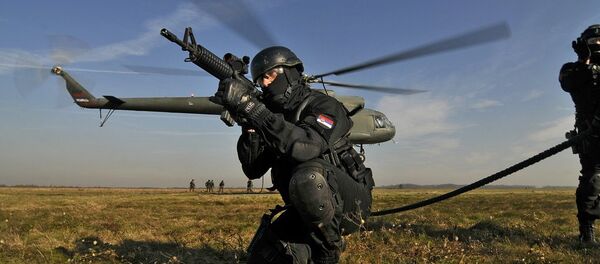 Srpski specijalista ispred helikoptera - Sputnik Srbija
