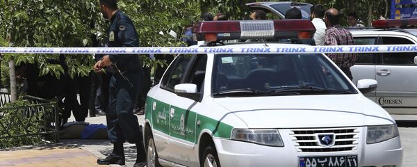 Полиција патролира поред тела терористе (у позадини) у маузолеју имама Хомеинија у Техерану - Sputnik Србија