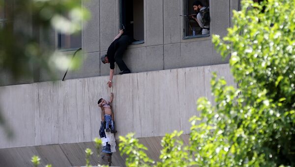 Evakuacija dečaka posle napada zgradu parlamenta u Teherenu - Sputnik Srbija