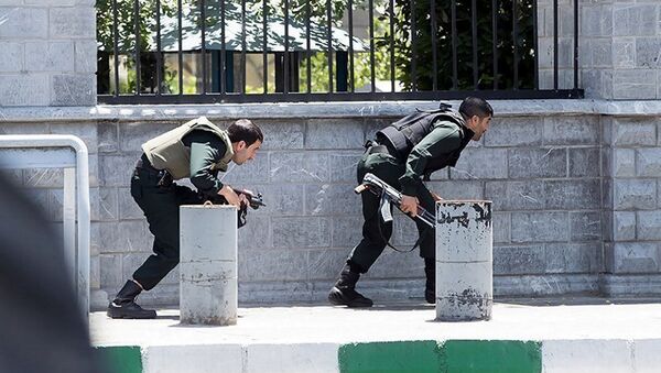 Ирански војници на улицама после напада на зграду парлеметна у Техерану. - Sputnik Србија