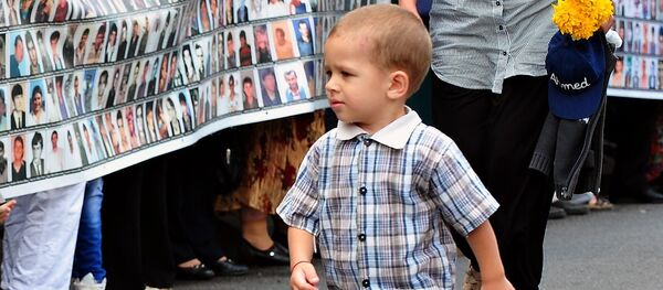 Дете шета поред Зида плача у Сребреници - архивска фотографија Дете шета поред Зида плача у Сребреници - архивска фотографија - Sputnik Србија