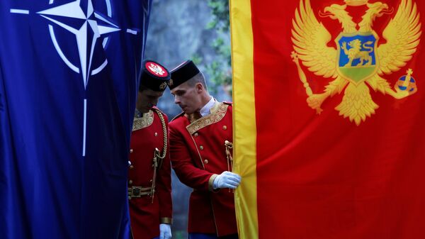 Подизање застава НАТО-а и Црне Горе - Sputnik Србија
