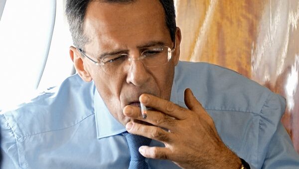 Sergej Lavrov sa cigaretom. - Sputnik Srbija