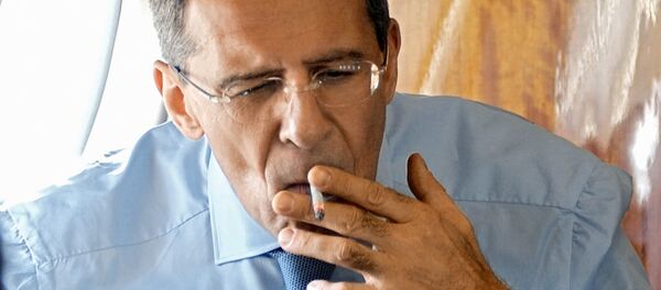 Сергеј Лавров са цигаретом. - Sputnik Србија