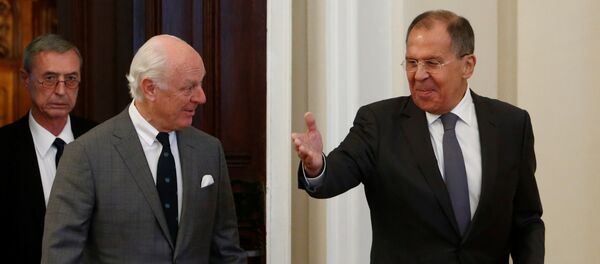 Специјални изасланик генералног секретара УН за Сирију Стафан де Мистура и министар спољних послова Русије Сергеј Лавров током састанка у Москви - Sputnik Србија