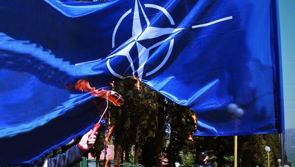 Паљење НАТО заставе - Sputnik Србија