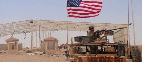 Борац сиријске опозиције које подржавају САД и амерички војник у близини јужног сиријског града Танф Борац сиријске опозиције које подржавају САД и амерички војник у близини јужног сиријског града Танф - Sputnik Србија