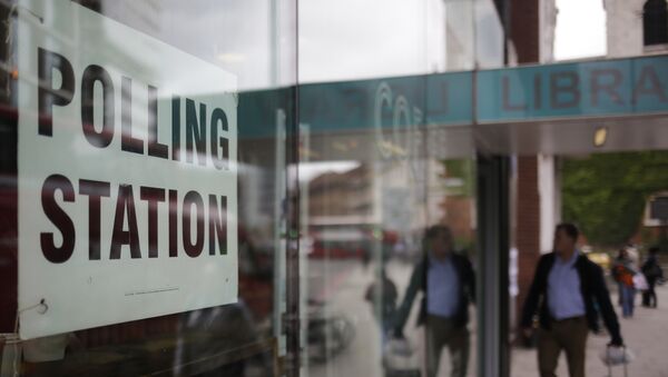 Čovek ulazi na izborno mesto u Londonu tokom parlamentarnih izbora u Velikoj Britaniji - Sputnik Srbija