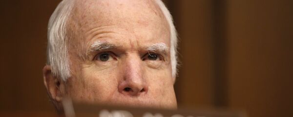 Џон Мекејн на сведочењу Џејсма Комија. Џон Мекејн на сведочењу Џејсма Комија. - Sputnik Србија