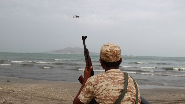 Јеменски војник гледа у војни хеликоптер УАЕ. - Sputnik Србија