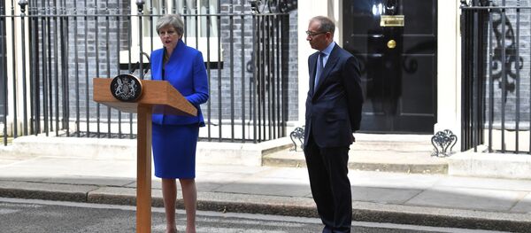Британска премијерка Тереза Меј са супругом испред Даунинг стрита - Sputnik Србија