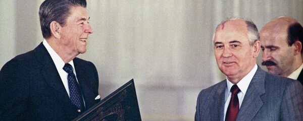 Председник САД Роналд Реган и председник СССР Михаил Горбачов потписују споразум о уништавању ракета средњег и малог домета 1987. - Sputnik Србија