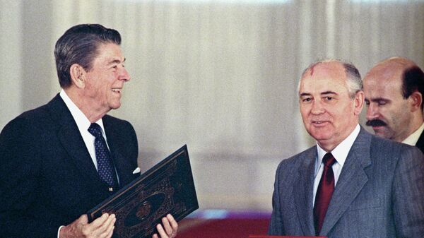 Predsednik SAD Ronald Regan i predsednik SSSR Mihail Gorbačov potpisuju sporazum o uništavanju raketa srednjeg i malog dometa 1987. - Sputnik Srbija