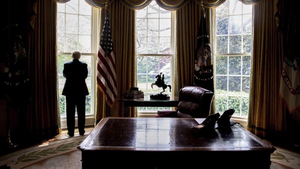 Predsednik SAD Donald Tramp u Ovalnoj sobi u Beloj kući - Sputnik Srbija