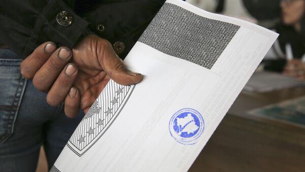 Čovek drži glasački listić na prevremenim parlamentarnim izborima na Kosmetu - Sputnik Srbija