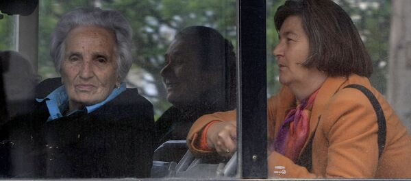 Autobus sa Srbima - glasačima iz Prištine u Gračanici - Sputnik Srbija