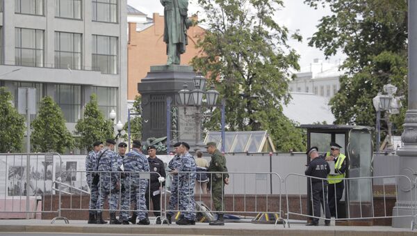 Pripadnici Ministarstva unutrašnjih poslova Rusije pored spomenika pesniku Aleksandru Puškinu u Moskvi tokom protesta opozicije - Sputnik Srbija