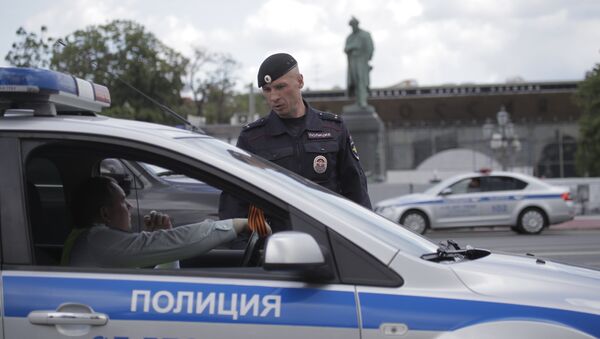 Припадник саобраћајне полиције поред споменика песнику Александру Пушкину у Москви - Sputnik Србија