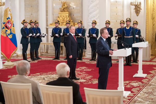 Председник Русије Владимир Путин и генерални директор Ермитажа Михаил Пиотровски на церемонији уручивања државних награда у Кремљу Председник Русије Владимир Путин и генерални директор Ермитажа Михаил Пиотровски на церемонији уручивања државних награда у Кремљу - Sputnik Србија