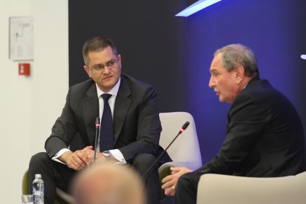 Џорџ Фридман, председник „Геополитикал фјучерс“ са Вуком Јеремићем, председником ЦИРСД-а, на „Хорајзонс“ дискусији. Џорџ Фридман, председник „Геополитикал фјучерс“ са Вуком Јеремићем, председником ЦИРСД-а, на „Хорајзонс“ дискусији. - Sputnik Србија