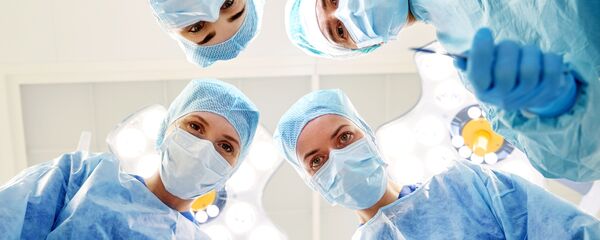 Медицински тим током операције - Sputnik Србија