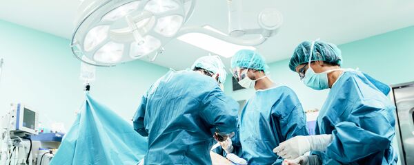 Медицински тим током операције Медицински тим током операције - Sputnik Србија