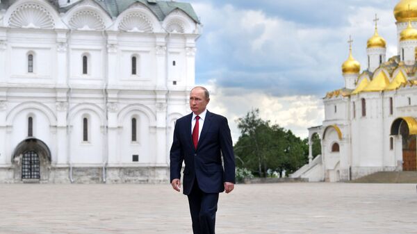 Председник Русије Владимир Путин испред Кремља - Sputnik Србија