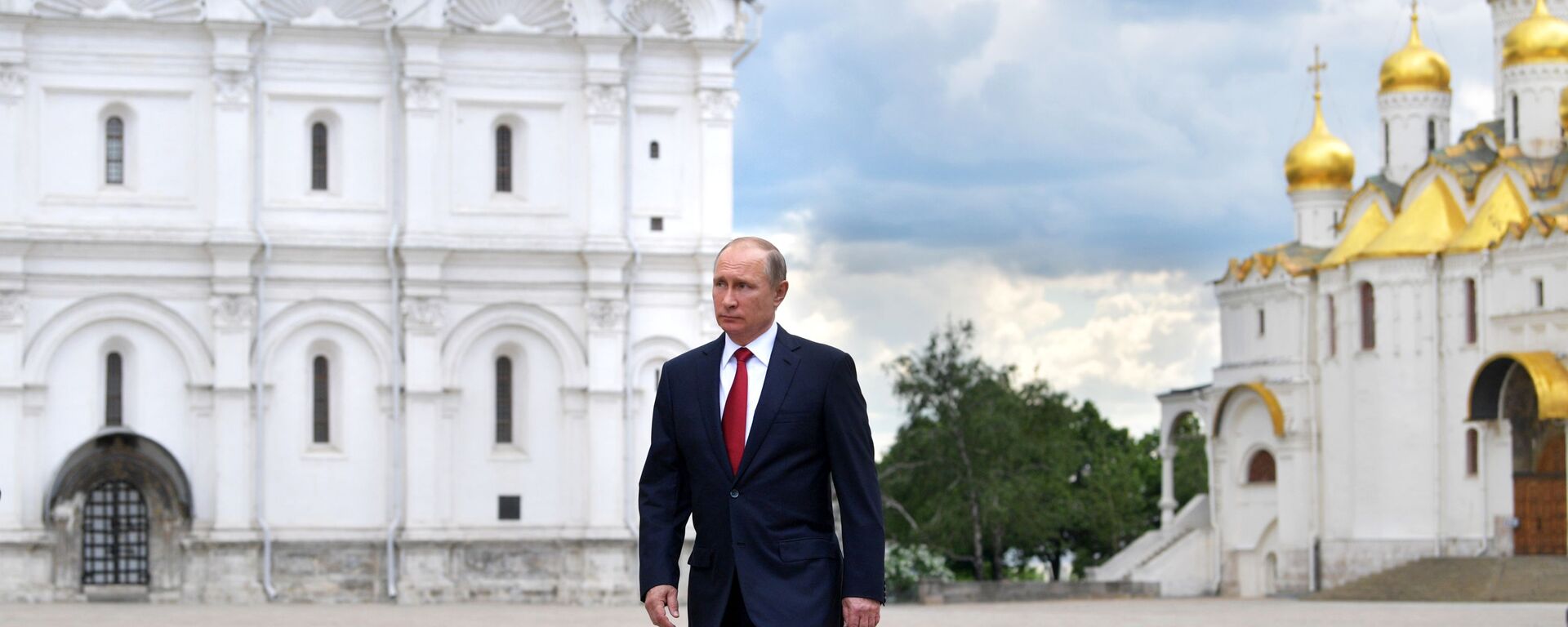 Predsednik Rusije Vladimir Putin ispred Kremlja - Sputnik Srbija, 1920, 30.09.2022