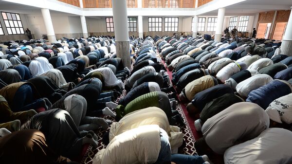 Muslimani se mole u džamiji - Sputnik Srbija