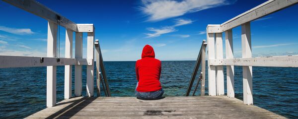 Усамљена девојка у луци Усамљена девојка у луци - Sputnik Србија