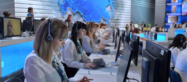 Оператери јединственог центра обраде примају питања за Директну линију са Владимиром Путином - Sputnik Србија