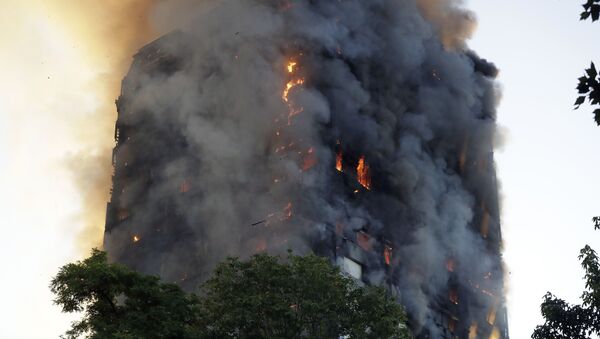 Gašenje požara u soliteru u Londonu - Sputnik Srbija