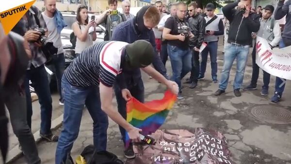 Paljenje LGBT zastave u Kijevu - Sputnik Srbija