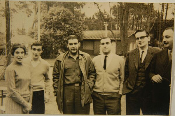 Če Gevara sa majkom i braćom u Urugvaju Če Gevara sa majkom i braćom u Urugvaju - Sputnik Srbija