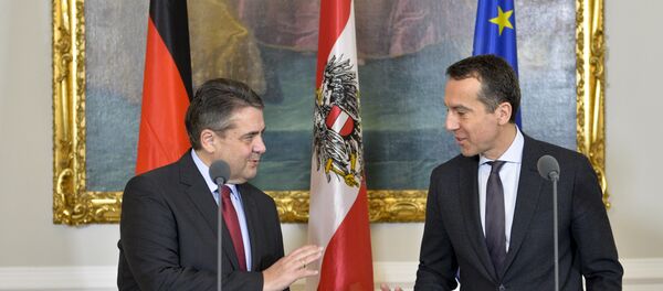 Немачки министар спољних послова Зигмар Габријел и аустријски канцелар Кристијан Керн на заједничкој конференцији за медије у Бечу - Sputnik Србија