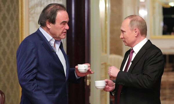 Амерички режисер Оливер Стоун и председник САД Владимир Путин током интервјуа - Sputnik Србија