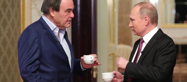 Američki režiser Oliver Stoun i predsednik SAD Vladimir Putin tokom intervjua - Sputnik Srbija
