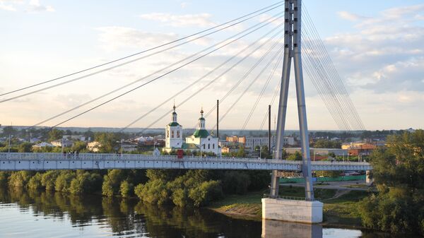 Тјумен, поглед на пешачки Мост љубавника преко реке Туре. - Sputnik Србија