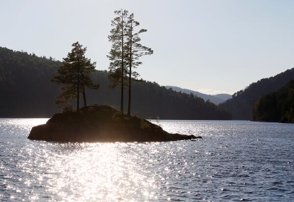 Острво у заливу Бирјуса на реци Јенисеј у Тајга округу код сибирског града Краснојарск. Острво у заливу Бирјуса на реци Јенисеј у Тајга округу код сибирског града Краснојарск. - Sputnik Србија