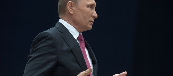 Председник Русије Владимир Путин током специјалног програма „Директна линија са Владимиром Путином“ Председник Русије Владимир Путин током специјалног програма „Директна линија са Владимиром Путином“ - Sputnik Србија