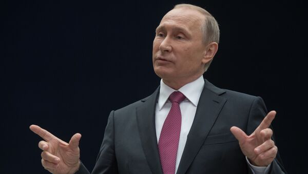 Predsednik Rusije Vladimir Putin tokom specijalnog programa „Direktna linija sa Vladimirom Putinom“ - Sputnik Srbija