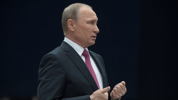 Председник Русије Владимир Путин током специјалног програма „Директна линија са Владимиром Путином“ - Sputnik Србија