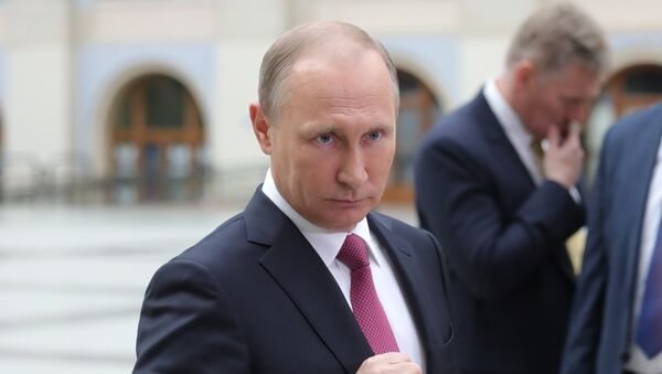 Председник Русије Владимир Путин током специјалног програма „Директна линија са Владимиром Путином“ - Sputnik Србија